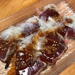 豆板醤だれで鰹のたたきと新玉ねぎのサラダ